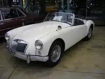 MG A. 1955 - 1962. Von diesem Klassiker verkaufte MG über 100000 Fahrzeuge. Der Roadster war mit einem 4-Zylinderreihenmotor ausgestattet, der bis 1958 1.5l Hubraum hatte. Danach wurde der Motor auf 1.6l aufgebohrt. Classic Remise Düsseldorf am 30.01.2016.