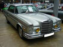 Mercedes Benz W111 E28 Coupe. 1968 - 1971. Die E28 Coupes und Cabriolet wurden nach den Werksferien 1971 von den E35/1 mit dem 3.5l Motor abgelöst. Der 6-Zylinderreihenmotor des E28 leistet aus seinen 2778 cm³ Hubraum 160 PS. Bei seiner Markteinführung im Januar 1968 stand ein solches Coupe mit DM 26510,00 in der Mercedes Benz Preisliste. Classic Remise Düseldorf am 30.01.2016.