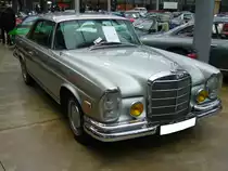 Mercedes Benz W111 E28 Coupe. 1968 - 1971. Die E28 Coupes und Cabriolet wurden nach den Werksferien 1971 von den E35/1 mit dem 3.5l Motor abgelöst. Der 6-Zylinderreihenmotor des E28 leistet aus seinen 2778 cm³ Hubraum 160 PS. Bei seiner Markteinführung im Januar 1968 stand ein solches Coupe mit DM 26510,00 in der Mercedes Benz Preisliste. Classic Remise Düseldorf am 30.01.2016.