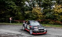 Mitsubshi Lancer EVo VI fáhrt schräg in der Kurve. Foto: Mecsek RAllye, Herbst 2015