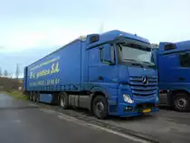 Mercedes-Benz Actros 1845 in der Nähe von Besch, 15.12.2013