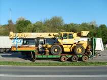 P&H Mobilkran abgestellt auf einem Parkplatz bei Mertert (Lux.), 15.04.2007