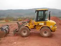 Volvo L 30B Pro bei der Erschließung eines Neubaugebietes in Wawern (16.03.2014)