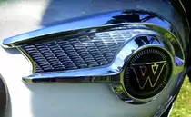 Kawasaki W800, Tankemblem am Retro-Motorrad W800, wird ab 2011 gebaut, Feb.2016