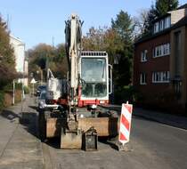 Ein Bagger steht in der Amstelbachstraße in Kohlscheid-Bank.
Bei Schönem Sonnenschein am Nachmittag vom 6.2.2016.