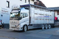 Vierachsiger Volvo FH16 Tiertransport vor einer Metzgerei in Regen. 07.02.2016