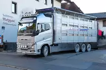 Vierachsiger Volvo FH16 Tiertransport vor einer Metzgerei in Regen. 07.02.2016