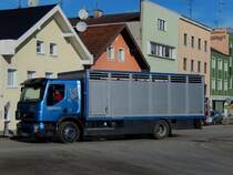 VOLVO-300 FE; mit Tiertransportaufbau dreht im Stadtgebiet eine Runde; 150221
