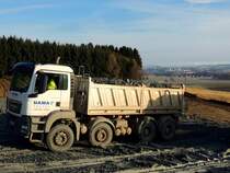 MAN TGS 35.440, hat eine Fuhre Aushubmaterial herangeschafft; 140111
