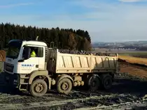 MAN TGS 35.440, hat eine Fuhre Aushubmaterial herangeschafft; 140111