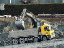 ACTROS-4145, wird mit Erdaushubmaterial befüllt; 140117