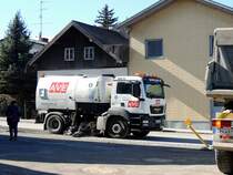 MAN TGS18.320 reinigt die vom Baustellenverkehr verschmutzten Straßenzüge; 140228