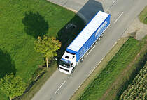  Volvo Sattelzug bei Bad Nauheim - Luftaufnahme vom Sommer 2005