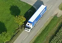  Volvo Sattelzug bei Bad Nauheim - Luftaufnahme vom Sommer 2005