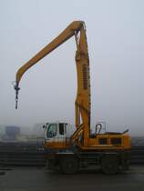 Liebherr A 954 Litronic im Hafen von Mertert (Lux.), 12.01.2014