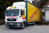 MAN TGL 8 220 mit Tandemhängerzug an der Laderampe eines Supermarktes in Regen 12.02.2016