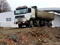 VOLVO FM12 am Weg zur Beladung von Aushubmaterial; 131130
