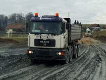 MAN-Kipper schafft eine Fuhre Aushubmaterial heran; 140111