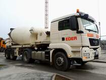 MAN TGS18-440 bei der Anlieferung von Beton; 140117
