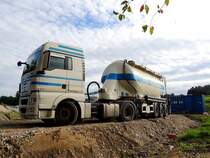 MAN TGX18-440 liefertm im Siloauflieger Zement bei einer Baustelle ab; 140825
