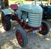 O&K steht fr Orenstein und Koppel, Ackerschlepper mit 1-Zyl.Diesel, 1662ccm und 18PS, wurde gebaut von 1950-54, Schleppertreffen Bottenau, Juni 2015