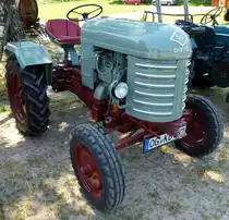 O&K steht f�r Orenstein und Koppel, Ackerschlepper mit 1-Zyl.Diesel, 1662ccm und 18PS, wurde gebaut von 1950-54, Schleppertreffen Bottenau, Juni 2015