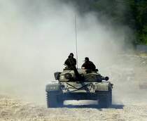 russischer Kampfpanzer T72, bei Vorfhrungen whrend des 6.Internationalen Militrfahrzeugtreffens im Schweizerischen Militrmuseum Full, Juli 2015