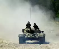 russischer Kampfpanzer T72, bei Vorf�hrungen w�hrend des 6.Internationalen Milit�rfahrzeugtreffens im Schweizerischen Milit�rmuseum Full, Juli 2015