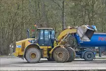 . Radlader Caterpillar 950 H hat soeben eine Schauffel mit Schotter im Satttelauflieger entleert.  Februar 2016