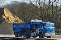 . Mercedes Benz Actros 1843 mit Kipperauflieger fährt an einem Verladeplatz vor um beladen zu werden. Februar 2016