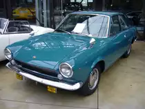 Fiat 124 Sport Coupe. 1967 - 1976. Das 124´er Sport Coupe basierte auf der 124´er Limousine. Hier wurde ein Fahrzeug der ersten Serie, gebaut bis 1972 abgelichtet. Der im Farbton  Cannesblau  lackierte Wagen leistet aus seinem 4-Zylinderreihenmotor 90 PS aus 1438 cm³ Hubraum. Classic Remise Düsseldorf am 21.02.2016.