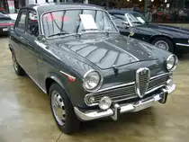 Alfa Romeo Giulietta Berlina. 1955 - 1964. Hier wurde eine Giulietta ti, die nach 1958 gefertigt wurde abgelichtet. Der 4-Zylinderreihenmotor leistet 65 PS aus 1290 cm³ Hubraum. Classic Remise Düsseldorf am 21.02.2016.
