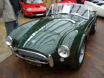 AC Cobra 289 von 1963. Der kalifornische Erstbesitzer zahlte 1963 US$ 6309,50 an den Cobra Händler Coventry Motors in Los Angeles. Der V8-motor mit 4727 cm³ Hubraum leistet 240 PS. Classic Remise Düsseldorf am 21.02.2016.