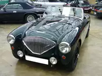 Austin Healey BN 100/4. 1953 - 1959. Hier wurde ein früher Healey aus dem Jahr 1954 abgelichtet. Der 4-Zylinderreihenmotor leistet aus seinen 2.6l Hubraum 110 PS. Classic Remise Düsseldorf am 21.02.2016.