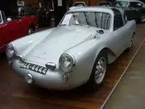 Glöckler Porsche Nr 7 von 1954. Auf der Basis eines Porsche 356 wurde beim Frankfurter Autohändler Glöckler in Zusammenarbeit mit dem Karosseriewerk Weidenhausen/Frankfurt dieses interessante Coupe für den Renneinsatz konzipiert. Der 4-Zylinderboxermotor leistet 108 PS aus 1498 cm³ Hubraum. Classic Remise Düsseldorf am 21.02.2016.