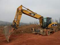 Caterpillar M 322C am 03.03.2013 in der Nähe von Besch