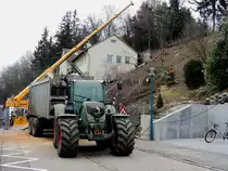FENDT-724, transportiert im Fliegl-Gigant Hänger gehäckseltes Holz ab; 160209