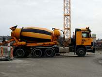 ACTROS-3348 ist endlich an der Reihe aus seinem Mischbehälter die graue Baumasse zu Entladen; 140117