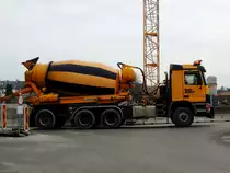 ACTROS-3348 ist endlich an der Reihe aus seinem Mischbehälter die graue Baumasse zu Entladen; 140117