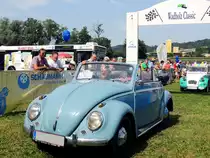 VW-Käfer Typ15-Cabrio, startet mit Schwung zur 10.Wadholz-Classic, und bringt so einige Besucher regelrecht zum Staunen; 150719