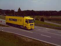 Ein Gelber MAN Satelzug auf der B 388 in Pfarrkirchen.