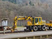 . Zweiweggefahrzeug von Liebherr stht auf einem Abstellgleis und wartet auf den nchsten Einsatz.  Mrz 2016