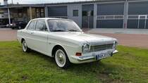 Ford 12 M P6 Serie 2 mit originalen 12680 km Es gab dieses Fahrzeug als 2 oder 4 türige Limousine
mit sogenannten Hüftknick. Gebaut nach 8 / 1967 mit 12 Volt Anlage und Scheibenbremse vorne,von daher absolut alltags tauglich.Ford verzichtete bei diesem Modell auf die Bezeichnung Taunus wie beim Vorgänger P4 und fügte das M für   Meisterstück   der Baureihe 6 ein. 
Ab 1970 gab es dann wieder den Namen Taunus beim Nachfolgemodell.

Aufgenommen am 17.09.2015


