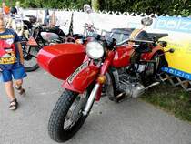 DNEPR MT16 samt Beiwagen(Bj.1983), und die Wunschgedanken des vorbeischlendernden Jungen, bei der 10.Wadholz-Classic; 150719