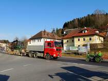 MAN-Kipper mit Tiefladerkipper trifft auf STEYR Oldtimertraktor; 150310