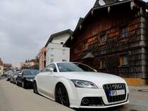 AUDI-TT5, parkt vor einem alten idyllischem Holzhäuschen; 160311