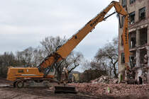 Vom Bauzaun aus fotografierte ich diesen Liebherr 954 bei den Abrißarbeiten der alten Kaffeefabrik  Dreistreif  in Nordhausen 13.03.2016