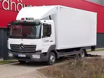 Mercedes Benz Atego 818 aktuelle Generation, abgestellt an einer Sporthalle in Nordhausen. 13.03.2016