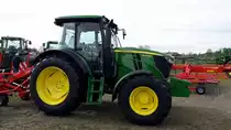 John Deere Traktor der Serie 6090RC zusehn auf der Kotschenreuther Hausmesse in Zeulenroda-Triebes am 08.03.16
