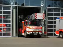 BF Frankfurt am Main Mercedes Benz Magirus Reserve DLK 23/12 am 18.03.16 in Frankfurt am Main an der Hauptfeuerwache per Zufall fotografiert